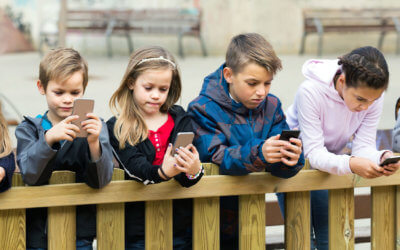 Quina és l’edat idònia per al primer mòbil dels nostres fills?